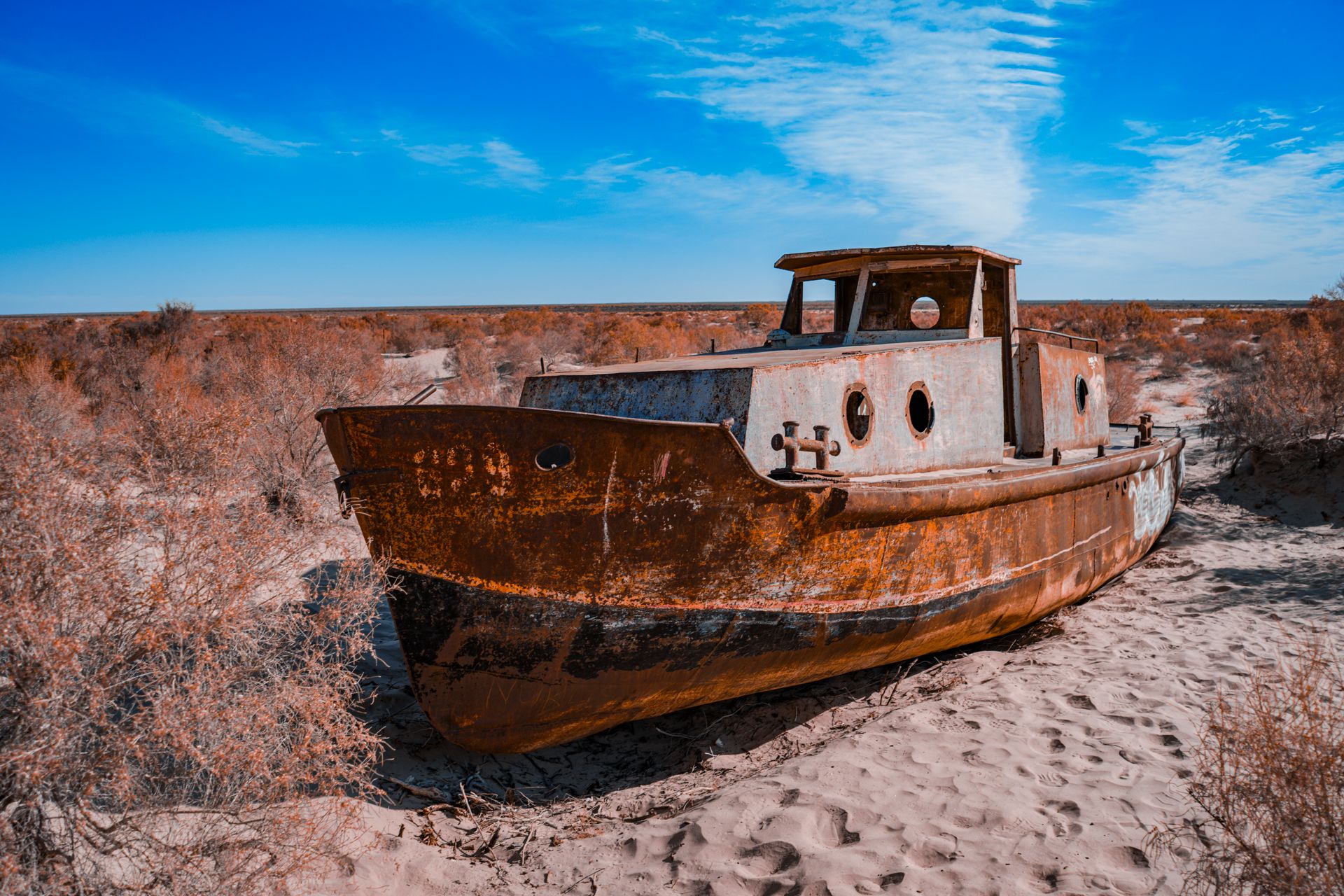 Today, the Aral Sea looks haunting—a desert of salt-dusted sand and dry shrubs, with abandoned ships scattered across the landscape, a stark reminder of the disaster’s scale.
