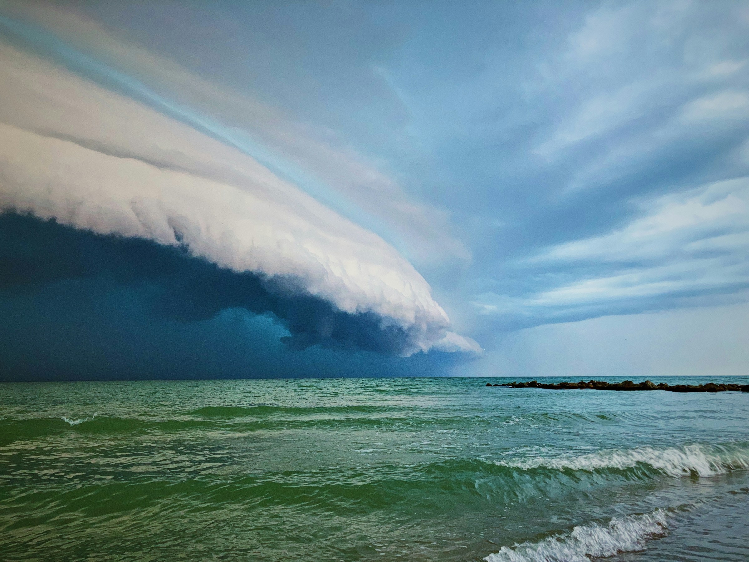 A dramatic weather phenomenon known as a “tsunami cloud” swept across the French Basque coast, startling thousands of beachgoers and briefly disrupting one of the region’s busiest seaside destinations.
