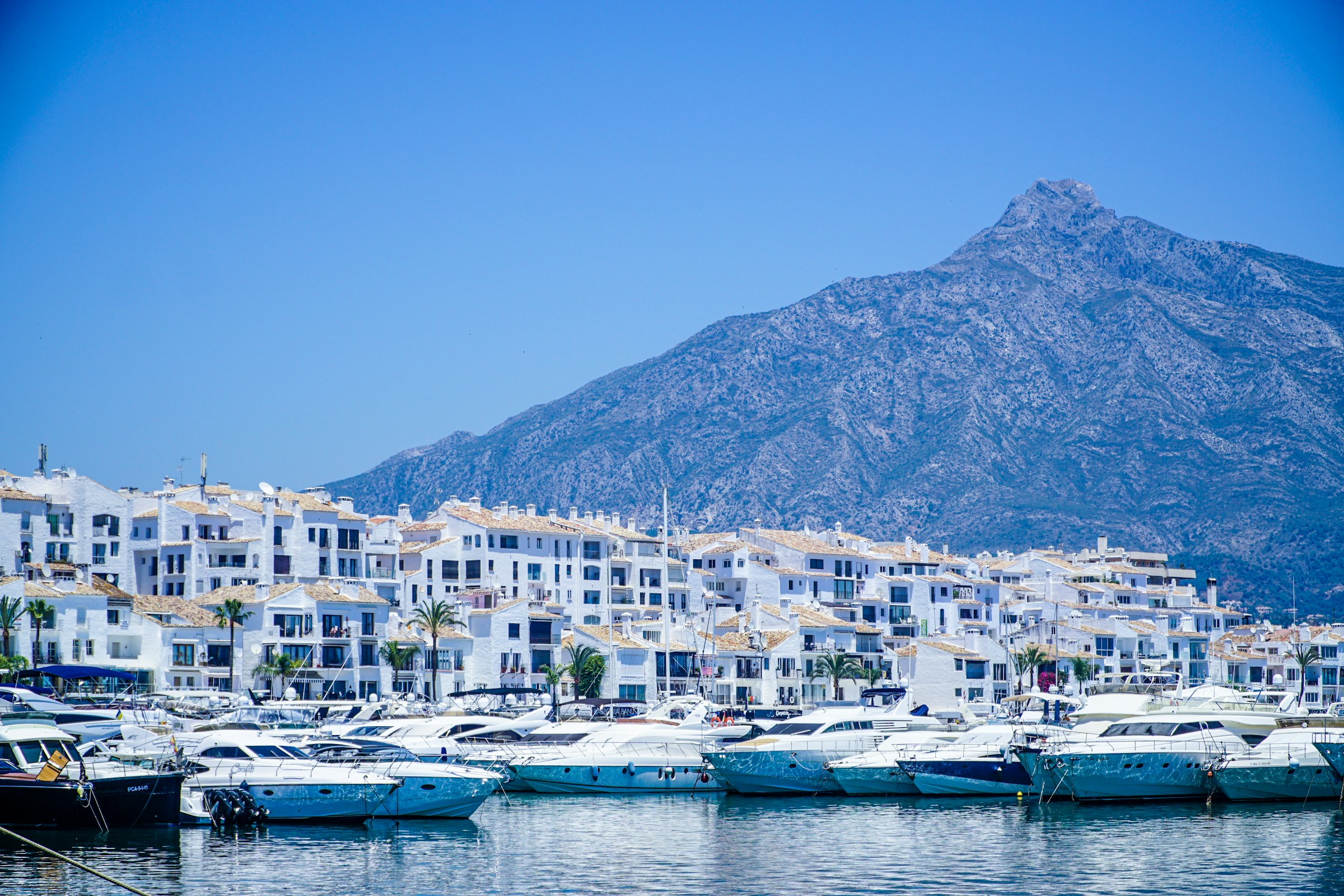 Puerto Banús quickly became part of the same glamorous circuit as Saint-Tropez and Monte Carlo, attracting a clientele for whom Marbella was not simply somewhere to spend a holiday, but somewhere to display a new level of wealth.