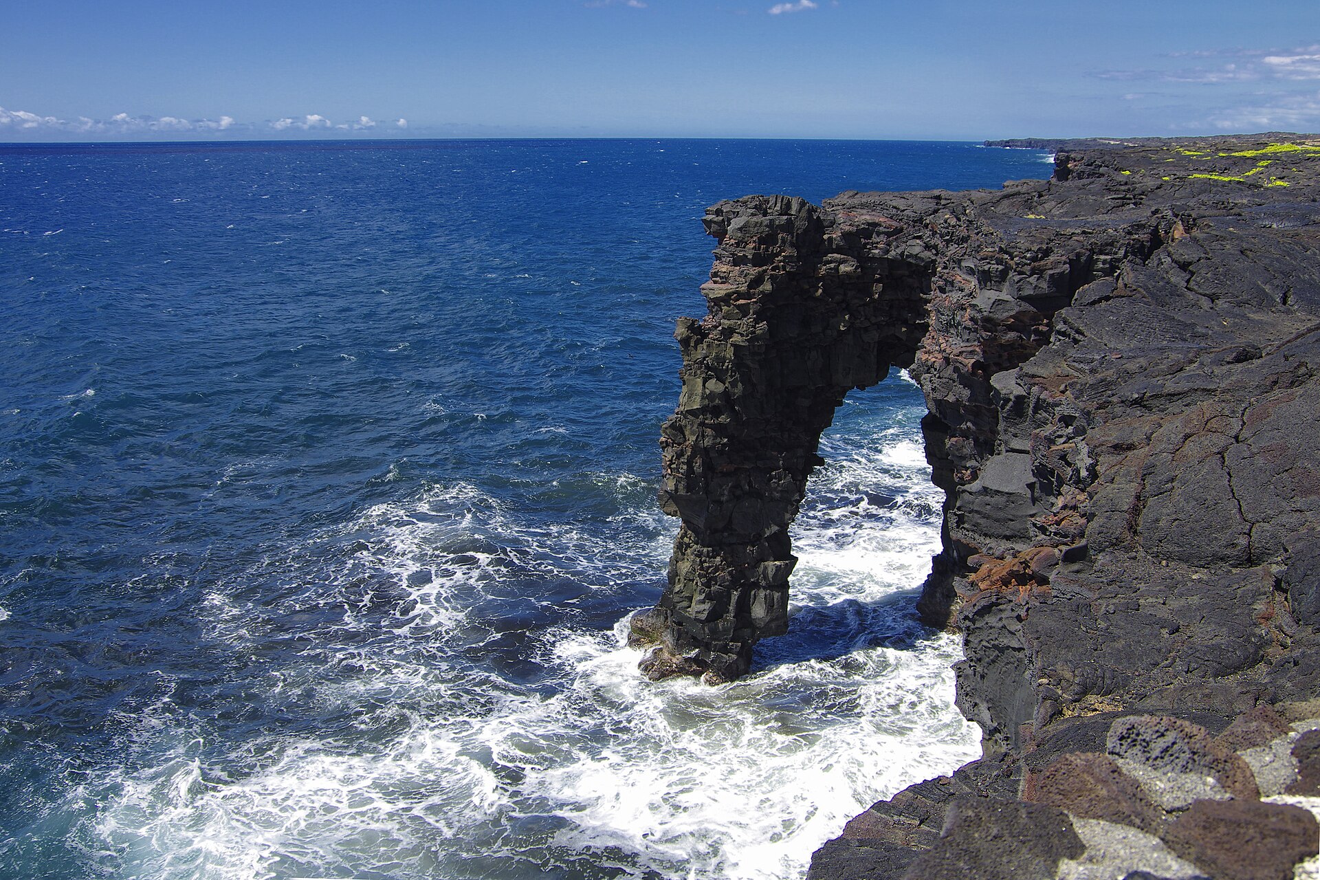 The Hōlei Sea Arch, one of the most recognizable landmarks along Hawaii’s Big Island, has collapsed into the Pacific Ocean after centuries of erosion and years of structural instability.