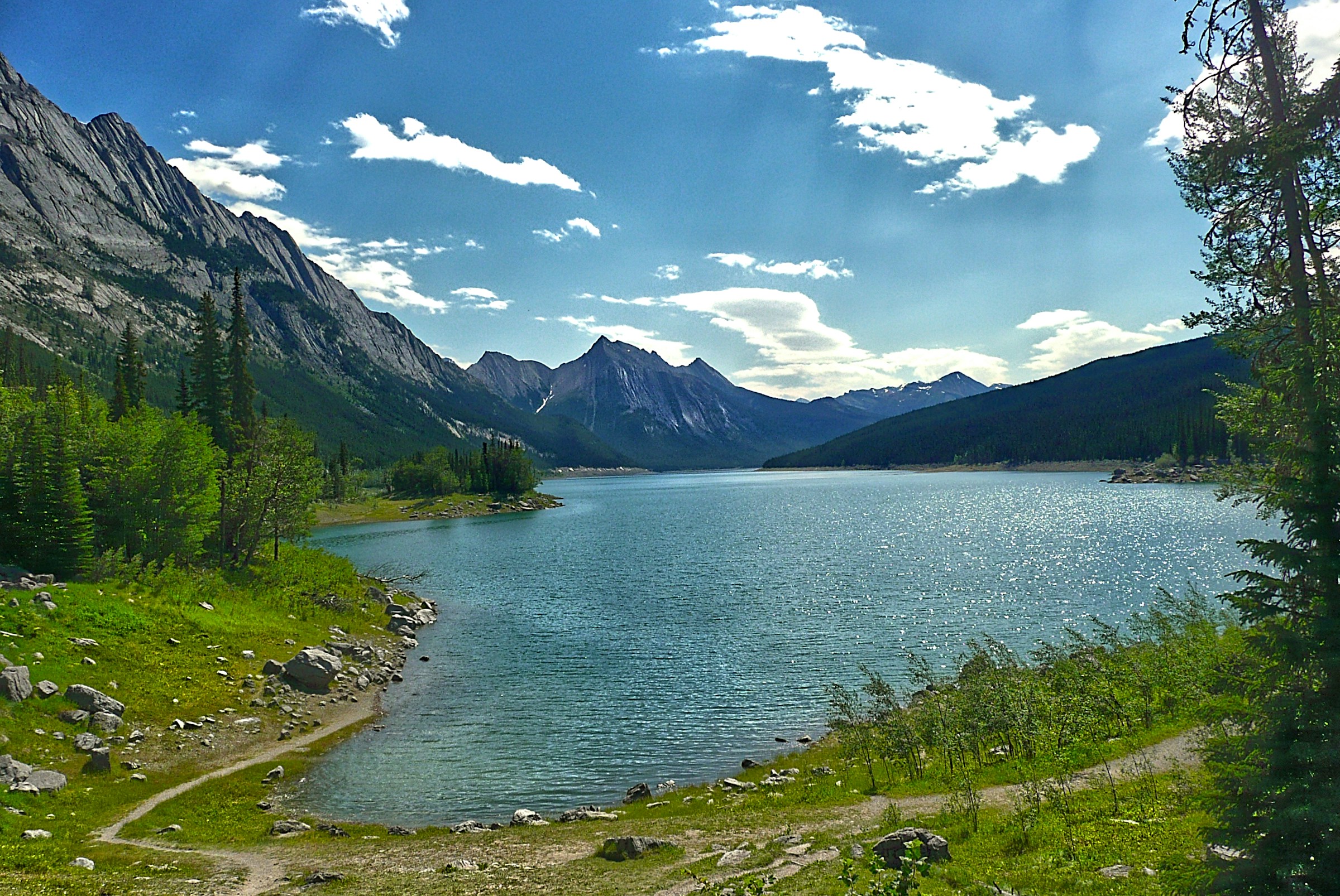During the summer months, the inflow of water into Medicine Lake is greater than the amount that drains away - that is why the lake reaches a depth of 20 meters. In autumn, however, all that remains of it is a shallow river, a layer of silt, and a shallow pool at one end.